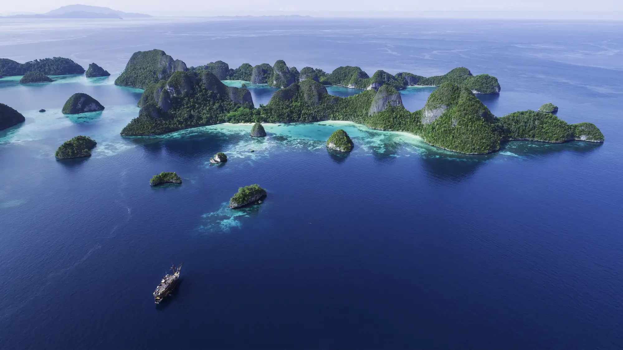 Malaillo liveaboard sails to Wayag Island
