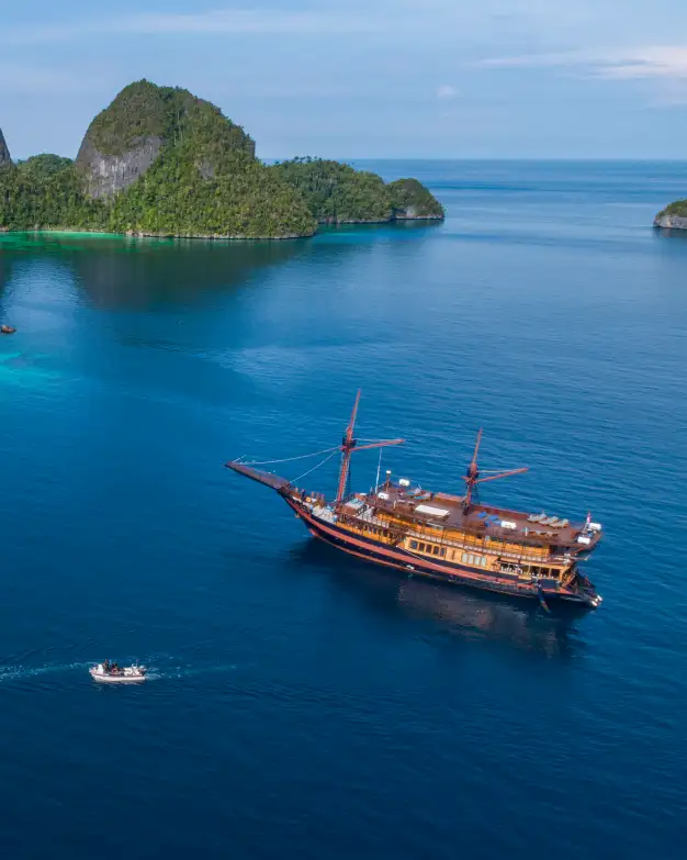 Lotus Malaillo Liveaboard sails to Wayag Island