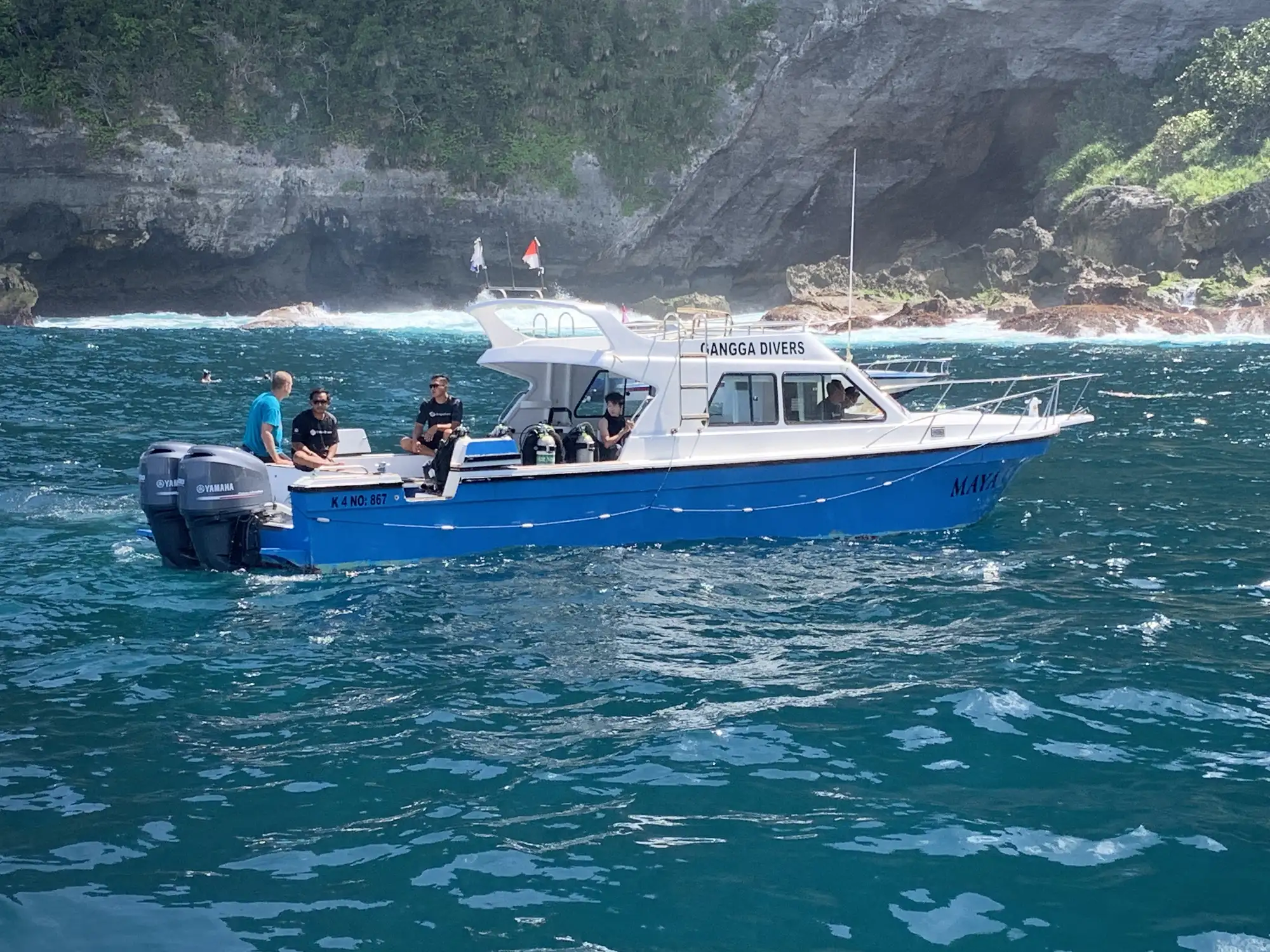 Diving with Manta Rays on a comfortable dive boat